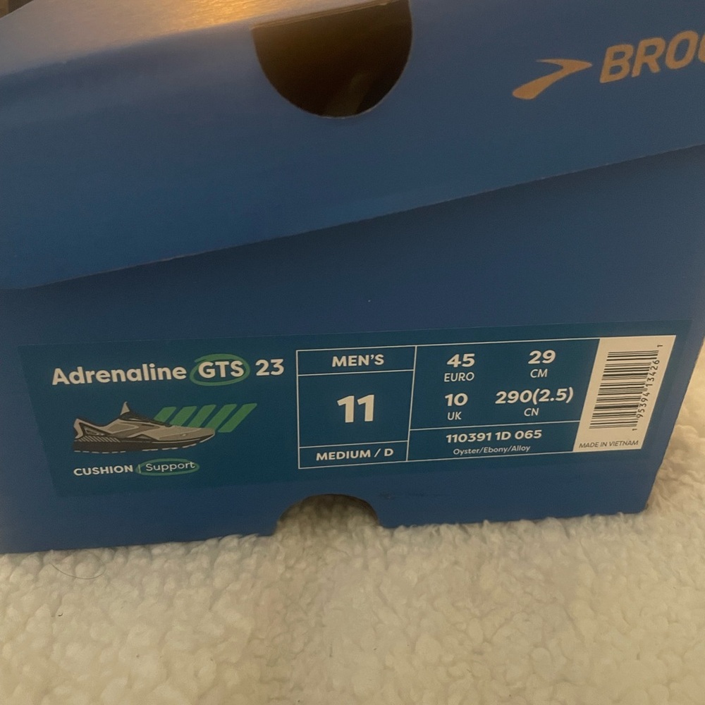 Brooks men sneakers size 11 medium